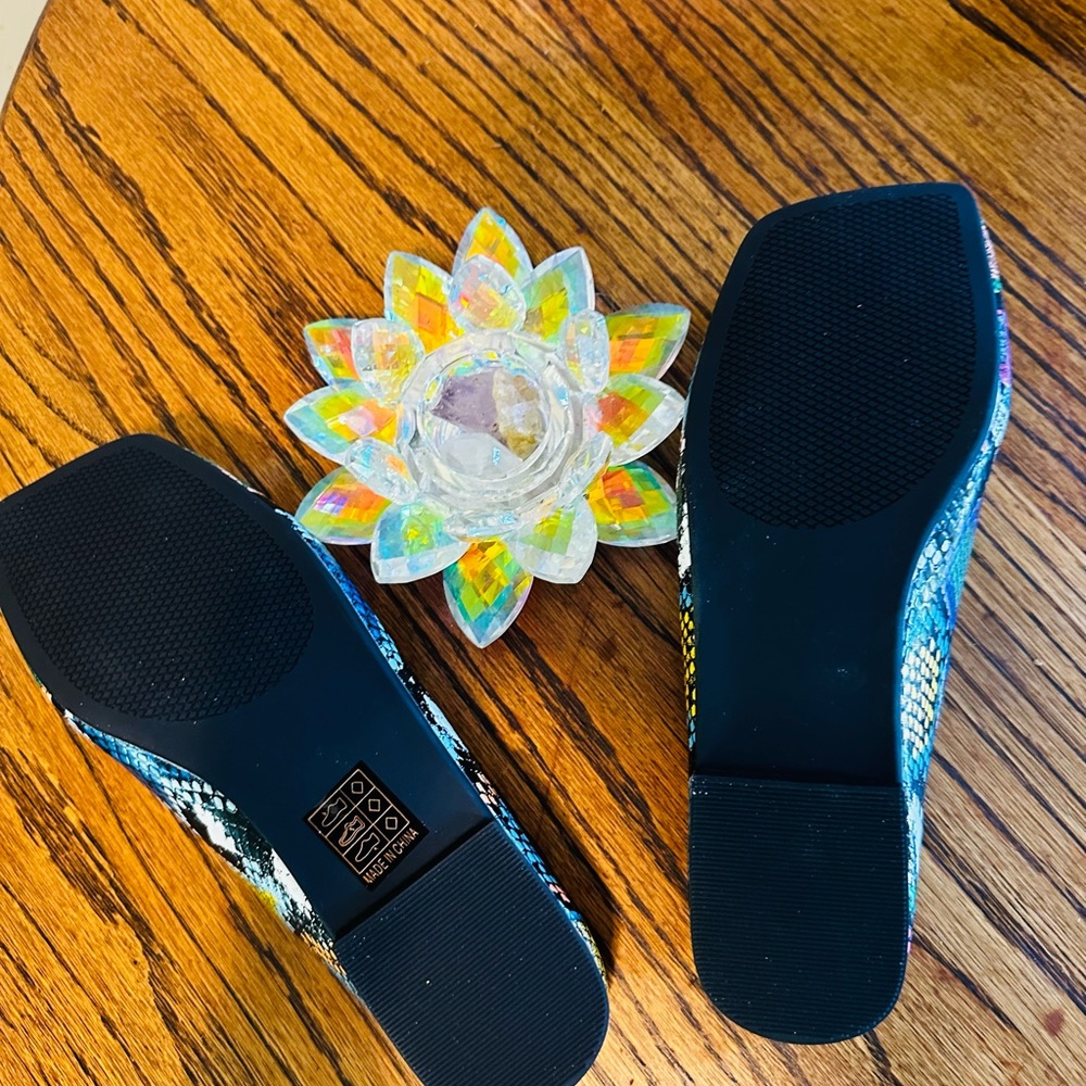 Colorful EU 38 Snake Print Flats. New without box - Picture 2 of 4